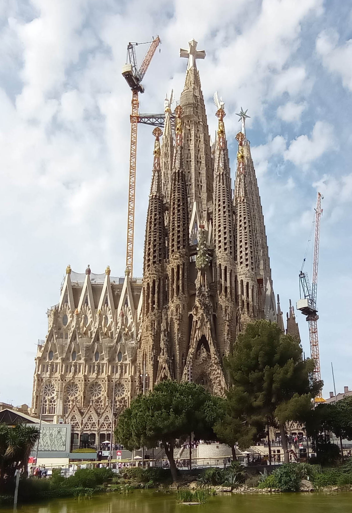 Three Days In Barcelona: Gaudí, Gothic And Sea cover photo